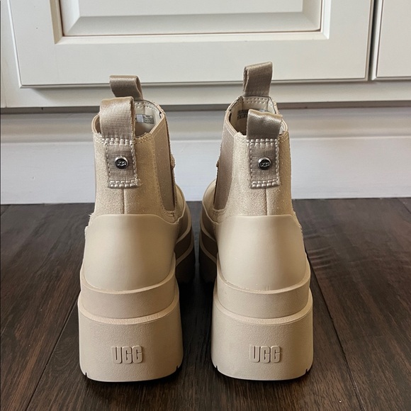 NWT UGG Brisbane Chelsea Boots - Picture 5 of 8